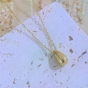 Chic Gold Teardrop Pendant Necklace